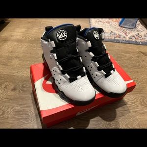 Nike Air Max Barkley Size 5.5 kids. Comes with box!